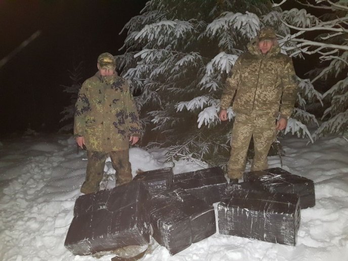 Тікаючи від прикордонників, контрабандисти покинули пакунки з сигаретами – 01