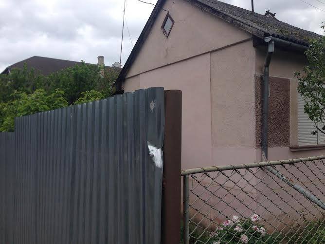 В Ужгороді невідомі вандали вирвали табличку на вулиці Віталія Постолакі – 02