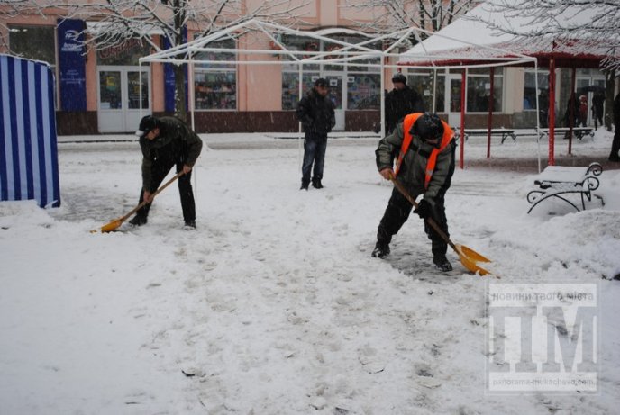 Мукачево у сніговому полоні: комунальники відкопують місто (ФОТО) – 03