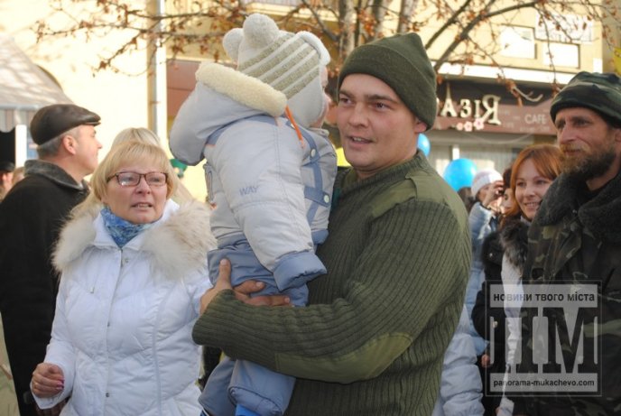 У Мукачеві з оплесками зустрічали героїв-бійців 128-ої бригади (ФОТОРЕПОРТАЖ) – 24