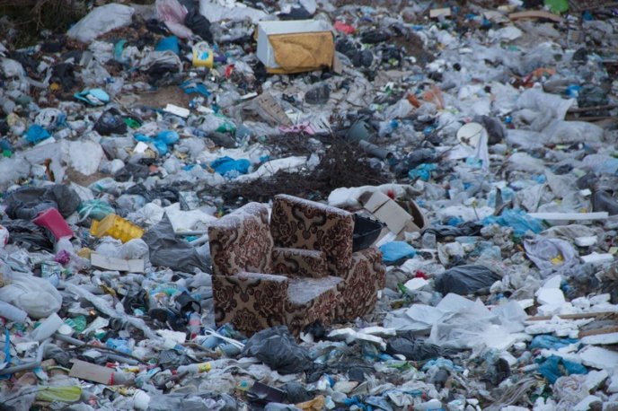 На Закарпатті дорогу до відомого джерела перетворили на сміттєзвалище – 02