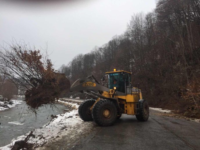 У Рахівському районі зсув ґрунту частково перекрив трасу державного значення «Мукачево – Рогатин» – 04
