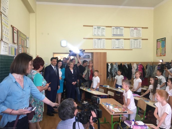 Гройсман в Ужгороді: прем’єр навідався в одну із шкіл міста – 01