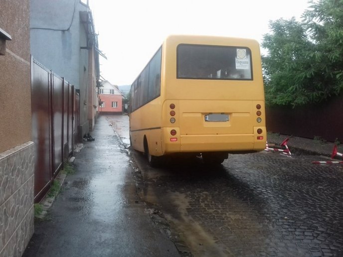 На одній із вулиць Мукачева автобус потрапив у провалля – 01