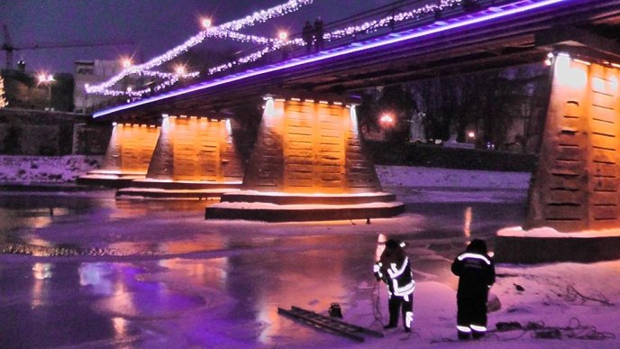 В Ужгороді рятувальники бензопилами звільняли качок та лебедів з крижаного полону – 04