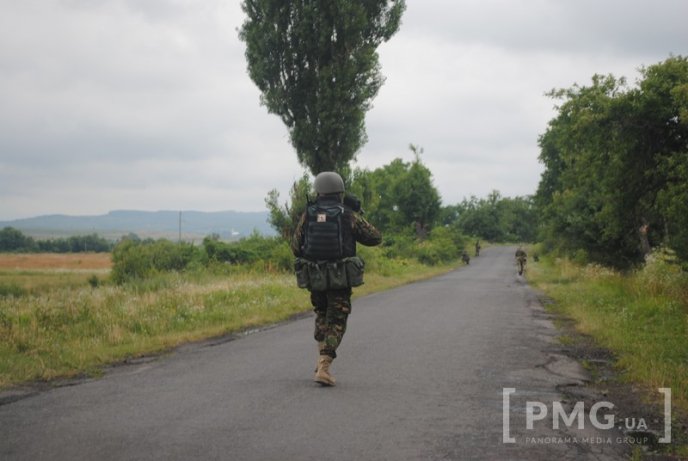 З’явилось фото із села Бобовище, де спецпризначенці оточили бійців "Правого сектору" – 04 З’явилось фото із села Бобовище, де спецпризначенці оточили бійців "Правого сектору" – 04