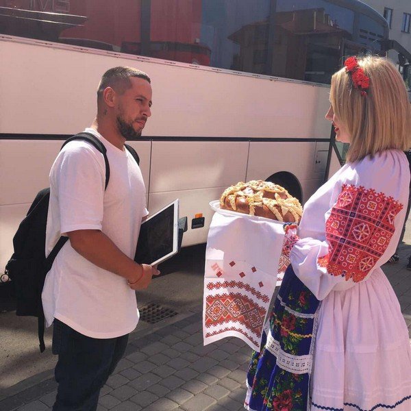 В Ужгороді з хлібом і сіллю зустрічали відомого співака Монатіка – 03