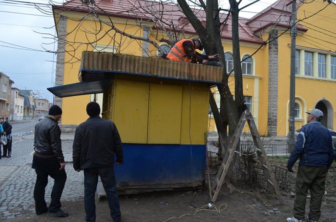 Мукачівські комунальники почали демонтувати самовільно встановлені кіоски – 02