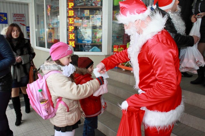 День святого Миколая у «ЦУМі» відзначили подарунками (ФОТО) – 02