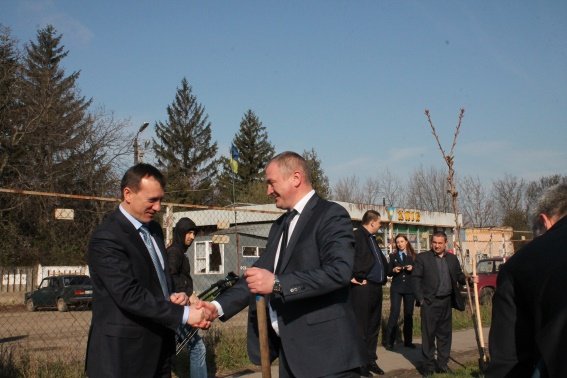 Правоохоронці висадили в Ужгороді сакури в пам’ять про загиблого колегу – 06