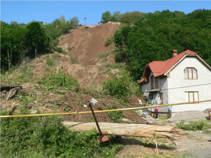 Молода жінка з 6-місячним немовлям встигли вискочити через вікно: нові подробиці надзвичайної події у Кольчині – 01