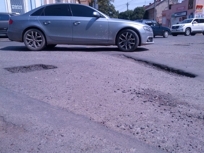 Ужгородці невдоволені показовим ремонтом доріг (ФОТО) – 12
