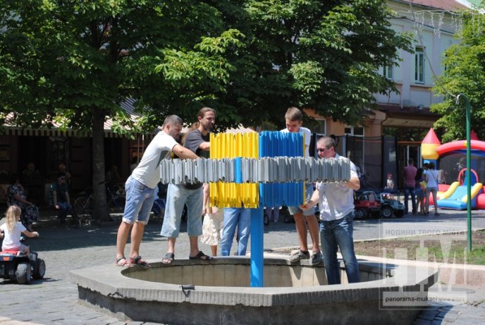 Фонтан у центрі Мукачева став жовто-блакитним (ФОТО) – 01
