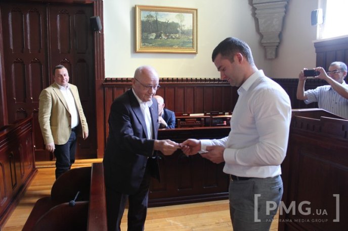 Почесним городянам вручили перші картки мукачівця   – 03 Почесним городянам вручили перші картки мукачівця   – 03