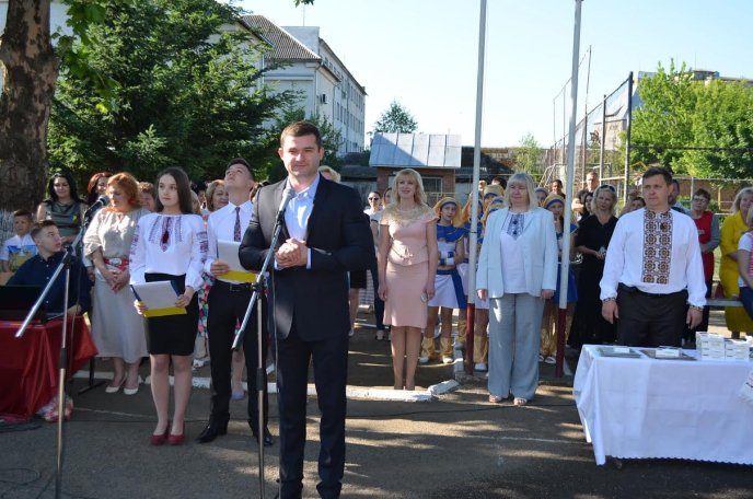 Для випускників мукачівської гімназії востаннє пролунав шкільний дзвоник – 05