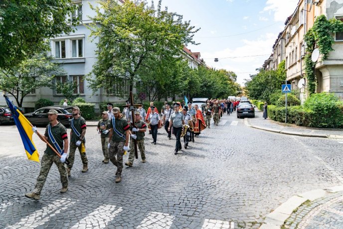 В Ужгороді попрощались із Героєм, який загинув взимку цього року – 04 В Ужгороді попрощались із Героєм, який загинув взимку цього року – 04