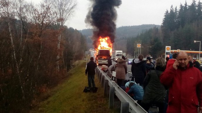 Автобус, який їхав із Закарпаття у Чехію, згорів повністю – 04