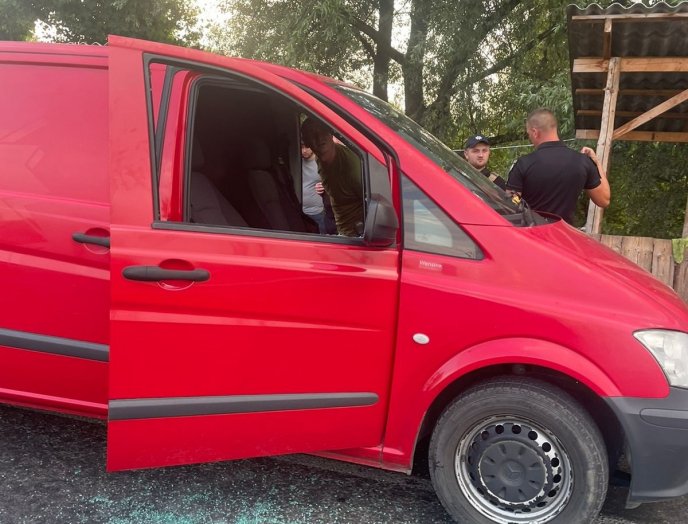 Довелось викликати поліцію та медиків: Україну облетіла новина про випадок, який трапився на одному з блокпостів Закарпаття – 05