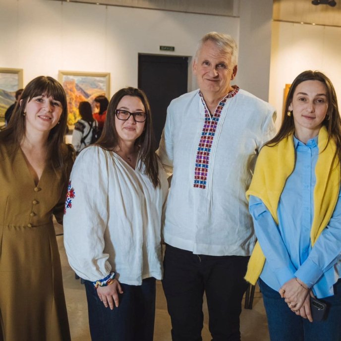 Тімоті Снайдер отримав пам’ятний подарунок / фото: Ужгородський Скансен