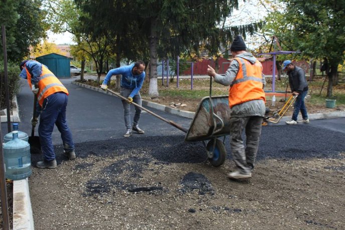 У Мукачеві на вулиці Токаря ремонтують проїзд – 04