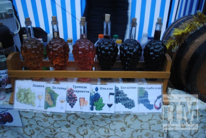 Сьогодні у центрі Мукачева неофіційно стартував фестиваль "Червене вино" (ФОТОРЕПОРТАЖ) – 05