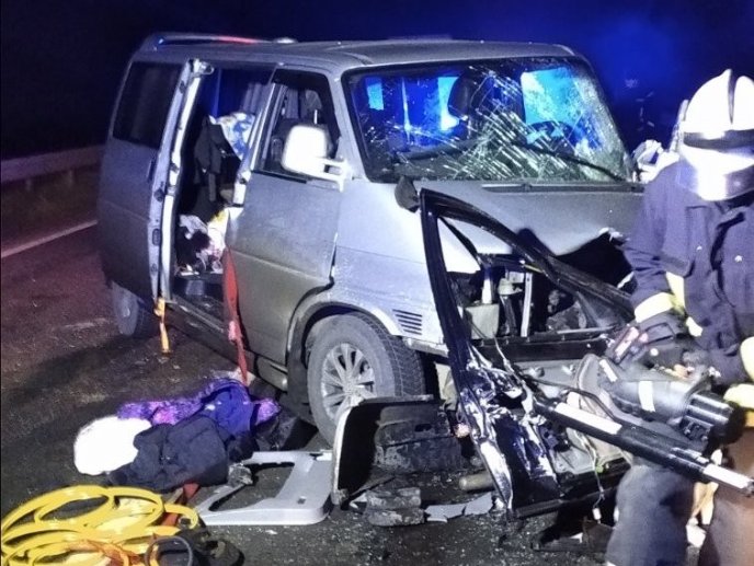 Закарпатці вночі потрапили у страшну ДТП. Постраждало багато людей – 01