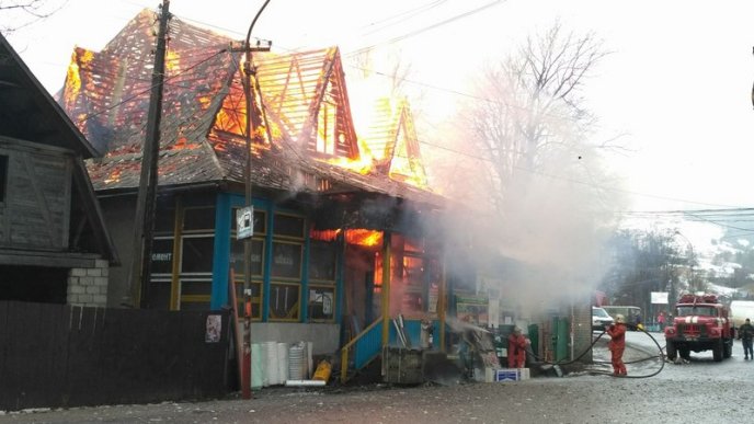 На Рахівщині горить магазин будівельних матеріалів – 03