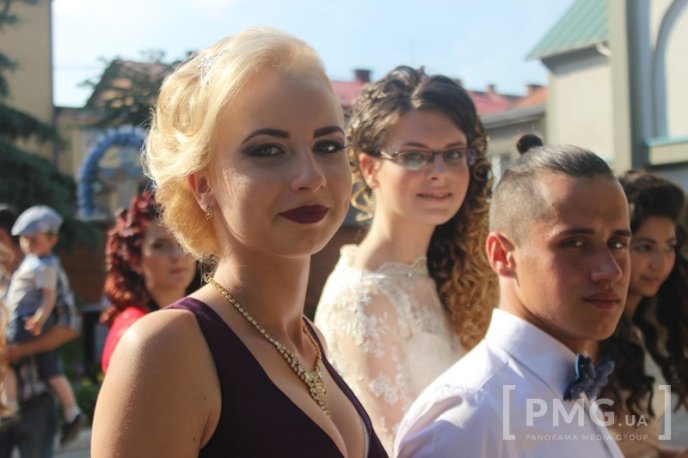 Випускники загальноосвітніх шкіл Мукачева пройшли ходою по місту  – 15