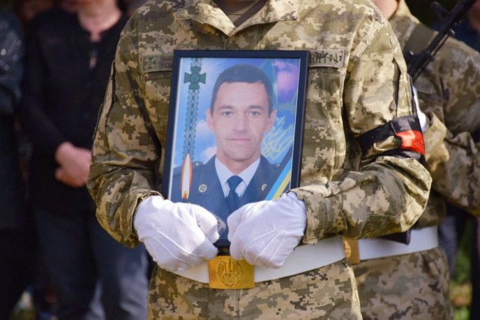 На Закарпатті поховали військового, який воював в одній із найгарячіших точок фронту – 03