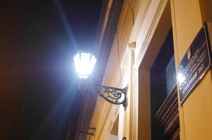 На вулиці Духновича в Ужгороді засвітились ретроліхтарі – 01