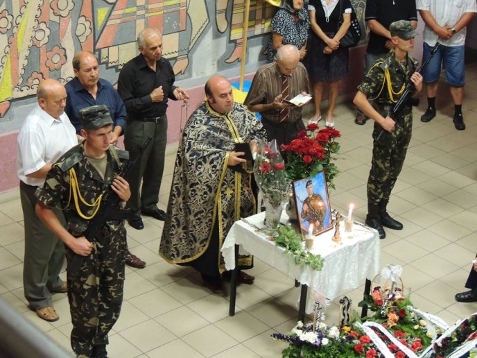 У Берегові попрощались із юнаком, який у день свого народження загинув у зоні АТО (ФОТО) – 01