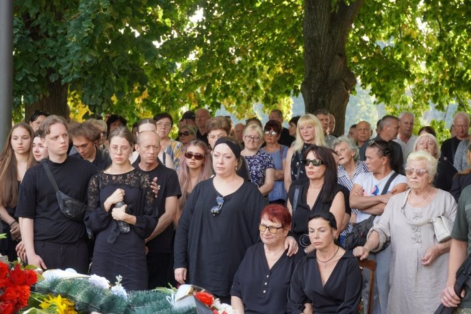 Був щирим та життєрадісним: в області провели в останню путь військового – 06