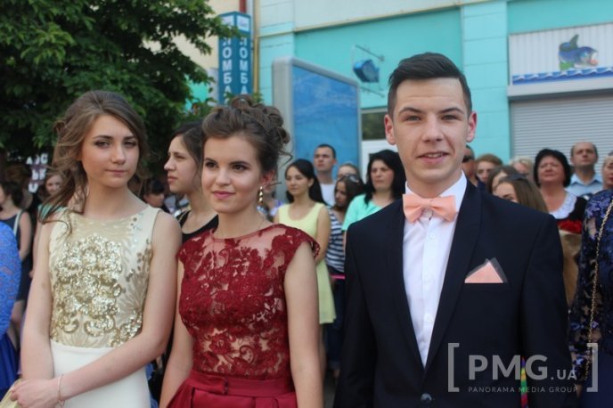 На центральній площі Мукачева проходить "Свято випускників – 2016"  – 06