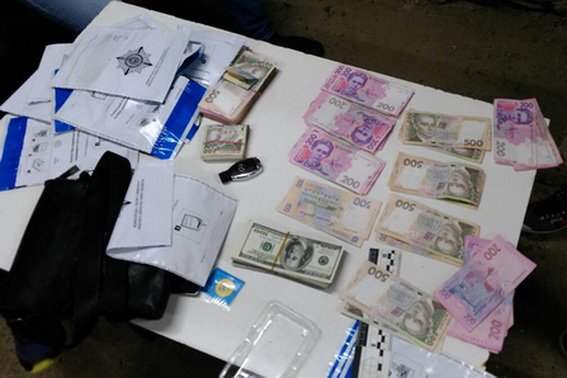 Поліцейські провели спецоперацію із затримання наркодилерів – 03