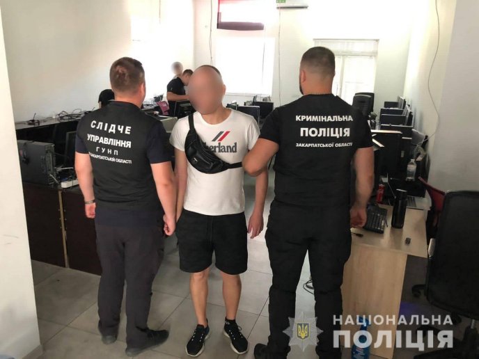 Масштабне викриття у Мукачеві: поліція показала відео – 01