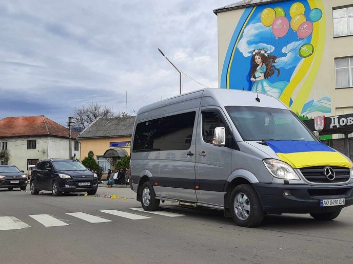 Одна з громад Закарпаття на колінах зустріла Героя – 01 Одна з громад Закарпаття на колінах зустріла Героя – 01