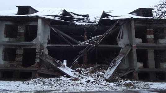 Внаслідок повені у Синевирі стався обвал бетонних конструкцій дільничної лікарні – 06