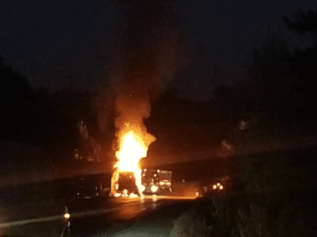 На трасі поблизу Чинадієва спалахнула пожежа. Утворились затори – 01