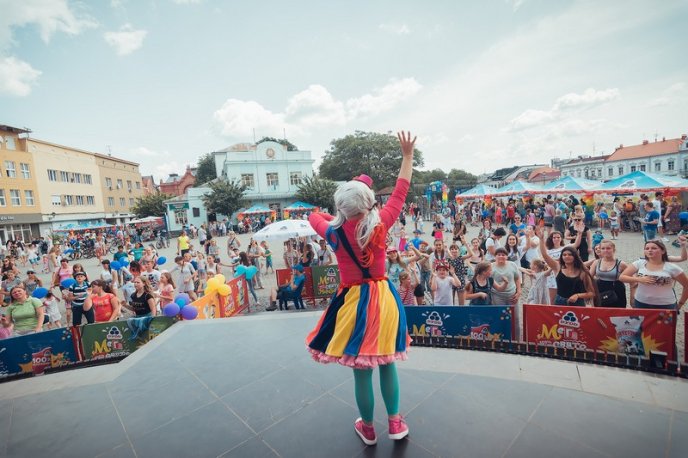 В Ужгороді дітям організували солодке свято – 15