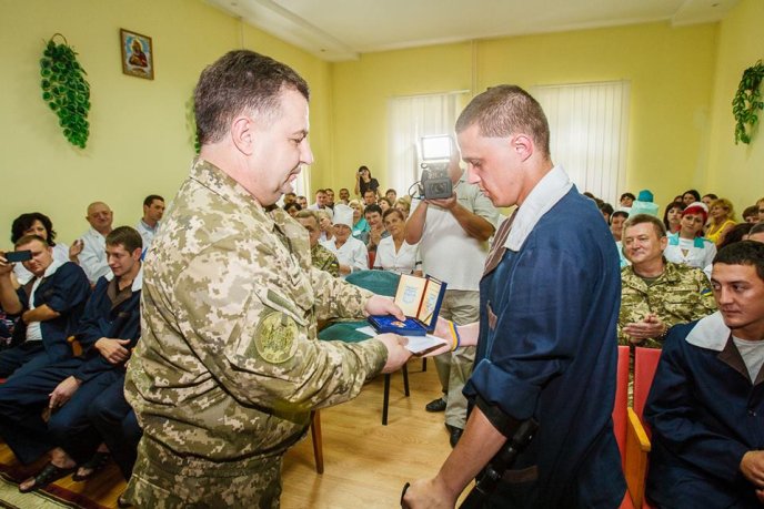 Міністр оборони нагородив військовослужбовців, які лікуються у Мукачеві – 02