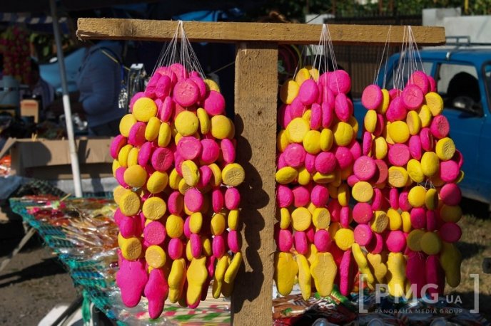 Набережну перед Мукачівським монастирем заполонили торговці – 10