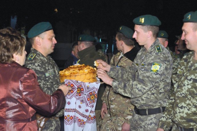 Закарпатських прикордонників зустріли у Чопі подяками за мужність та грамотами за професіоналізм (ФОТО) – 04