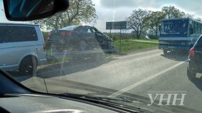 Біля Мукачева трапилася потрійна ДТП, внаслідок якої ледь не вибухнула вантажівка – 04