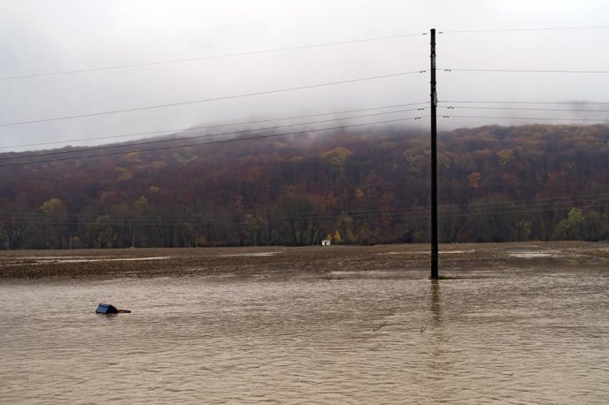 На Ужгородщині вода затопила три футбольних поля, земельні угіддя та пляж з будиночками в Оноківцях – 05 На Ужгородщині вода затопила три футбольних поля, земельні угіддя та пляж з будиночками в Оноківцях – 05