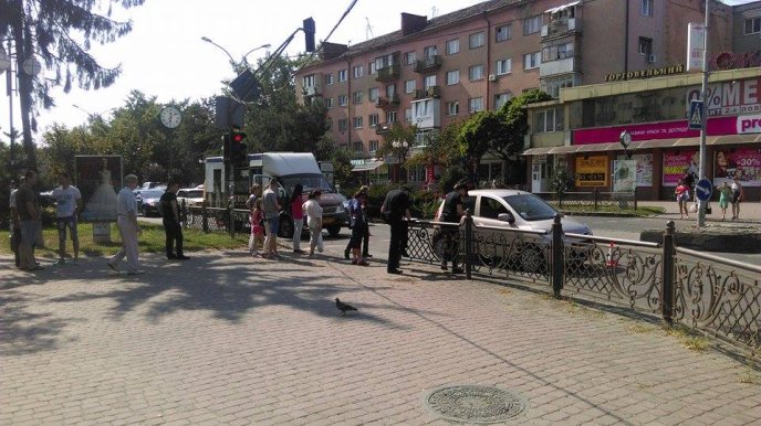 В Ужгороді маршрутка зіткнулась з іномаркою: пасажирка ймовірно отримала струс головного мозку, – ЗМІ – 04