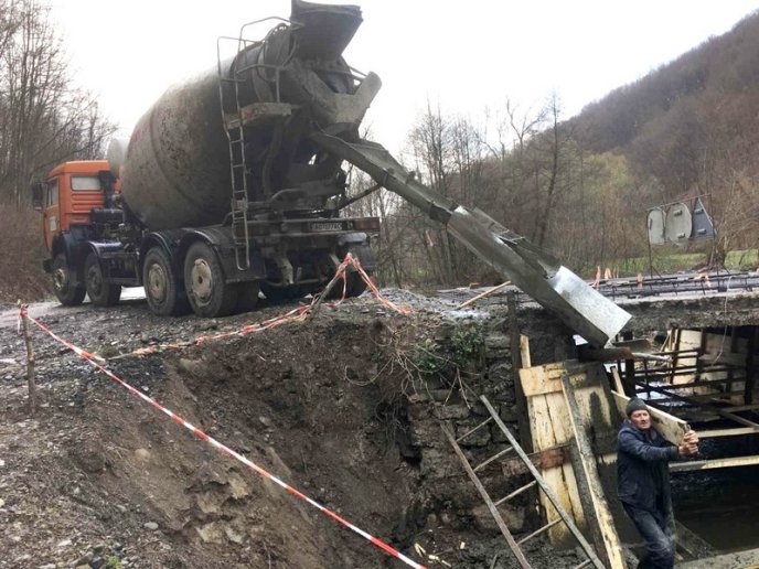 На Закарпатті ремонтують один із мостів. На ремонт виділили понад мільйон гривень – 02