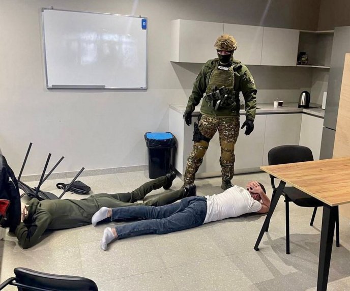 На Закарпатті киянин організував масштабну шахрайську схему. Поліція затримала учасників банди – 01