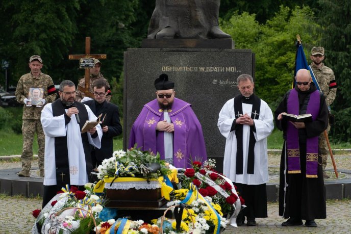 В Ужгороді поховали Героя, який минулого року став на захист України – 04 В Ужгороді поховали Героя, який минулого року став на захист України – 04