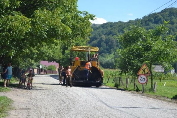 На Тячівщині триває будівництво автомобільних доріг, які з’єднають села – 01