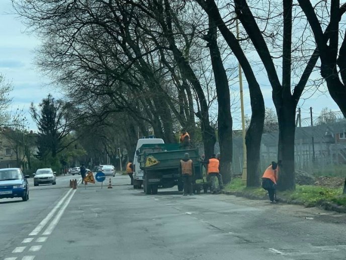 В Ужгороді готуються до візиту Зеленського: місто поспіхом приводять до ладу, – соцмережі – 01